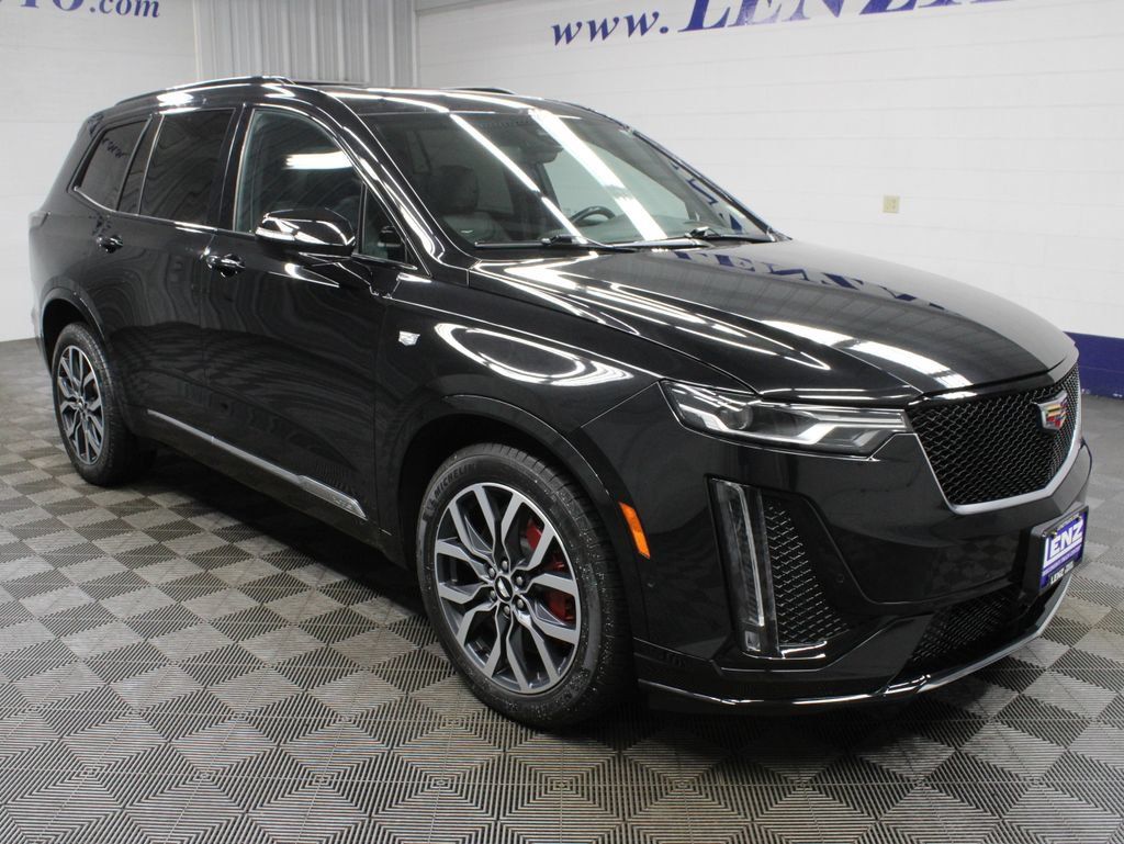 Used 2022 Cadillac XT6 Sport w/ Technology Package AWD/4WD image 3