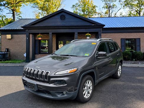 Used 2017 Jeep Cherokee Latitude w/ Comfort/Convenience Group AWD/4WD image 2