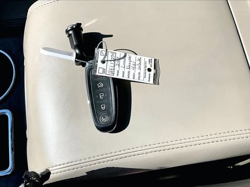 Used 2017 Lincoln Navigator Select image 13