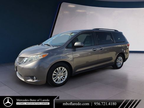 Used 2017 Toyota Sienna XLE Premium FWD image 1