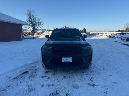 Used 2023 Jeep Grand Cherokee Altitude image 8