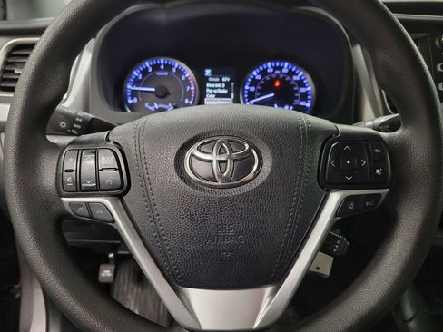 Used 2019 Toyota Highlander LE FWD image 18