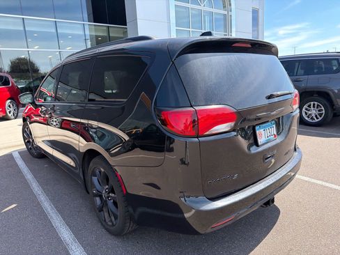 Used 2020 Chrysler Pacifica Touring-L FWD image 5