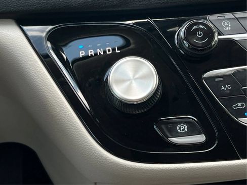 Used 2023 Chrysler Pacifica Touring-L FWD image 45