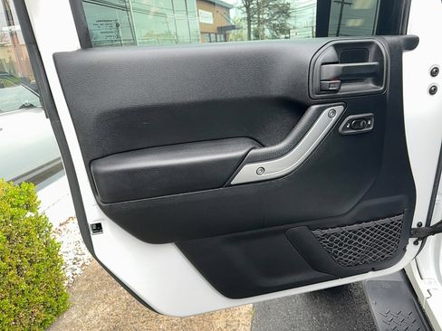 Used 2017 Jeep Wrangler Unlimited Sahara w/ Connectivity Group image 12