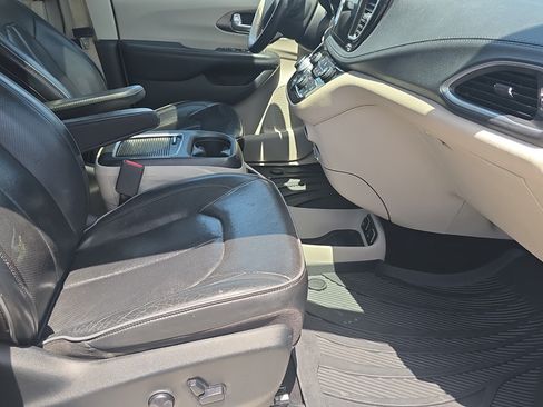 Used 2018 Chrysler Pacifica Limited FWD image 13