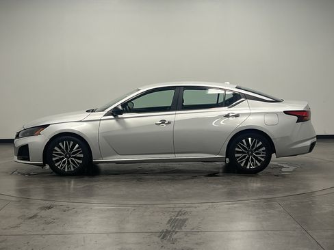 Used 2024 Nissan Altima 2.5 SV image 5
