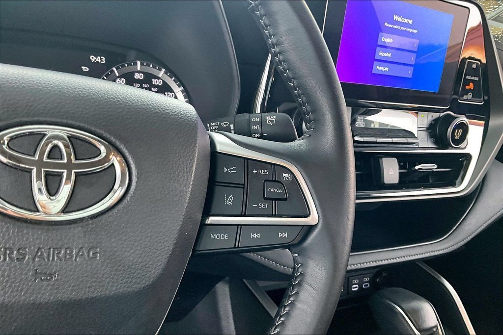 Used 2025 Toyota Highlander LE FWD image 12