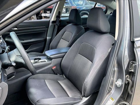 Used 2025 Nissan Altima 2.5 SV FWD image 21