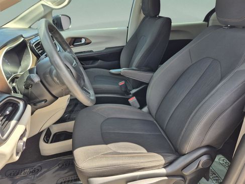 Used 2018 Chrysler Pacifica L FWD image 18