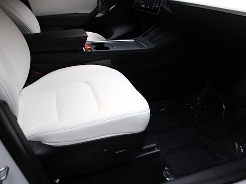 Used 2022 Tesla Model Y Performance image 21