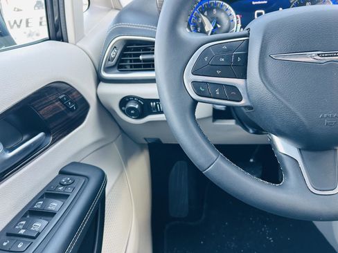 Used 2024 Chrysler Pacifica Limited image 20