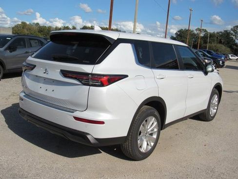 New 2026 Mitsubishi Outlander ES image 3