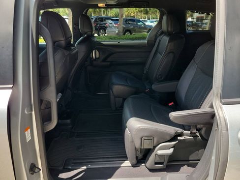 Used 2025 Toyota Sienna Limited AWD/4WD image 12
