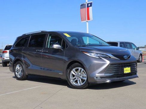 Certified 2021 Toyota Sienna Limited image 1