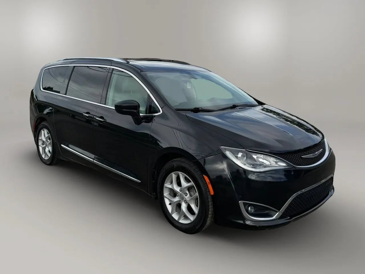 Used 2018 Chrysler Pacifica Touring-L Plus w/ Tire & Wheel Group FWD image 1