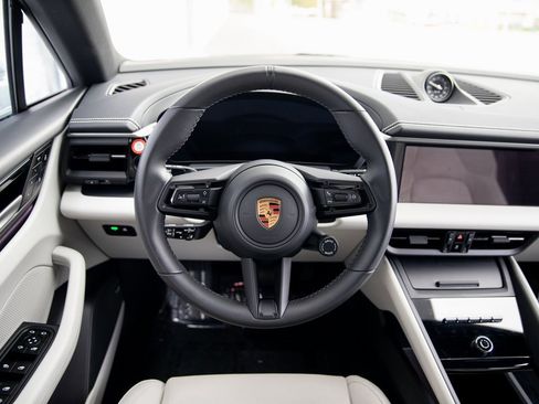 Certified 2025 Porsche Macan Electric image 23