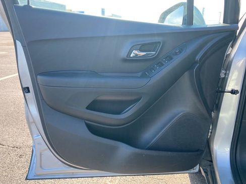 Used 2017 Chevrolet Trax LS FWD image 19