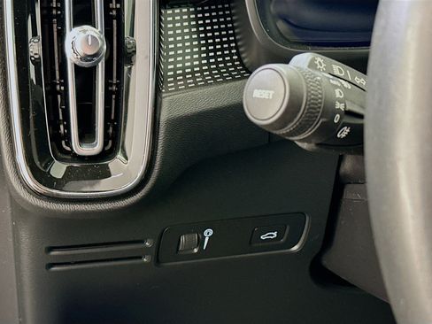 Used 2022 Volvo XC40 P8 Recharge Plus image 17