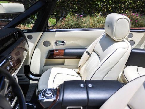 Used 2015 Rolls-Royce Phantom Drophead Coupe image 27