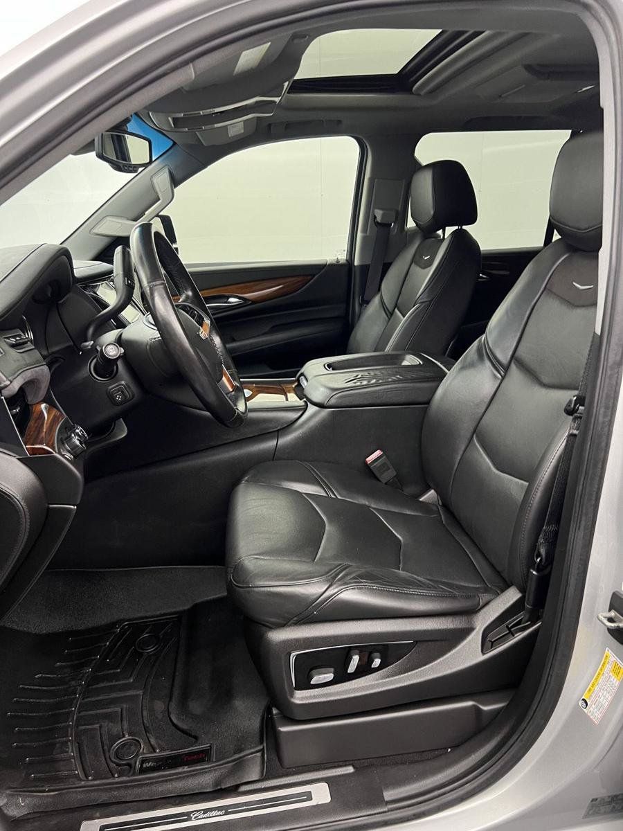 Used 2016 Cadillac Escalade Luxury AWD/4WD image 4