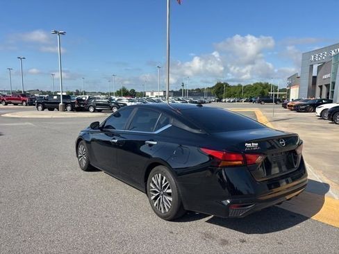 Used 2024 Nissan Altima 2.5 SV FWD image 3