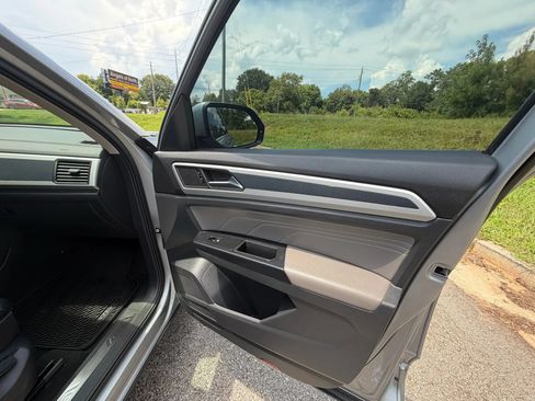 Used 2021 Volkswagen Atlas SE w/ Panoramic Sunroof Package FWD image 12