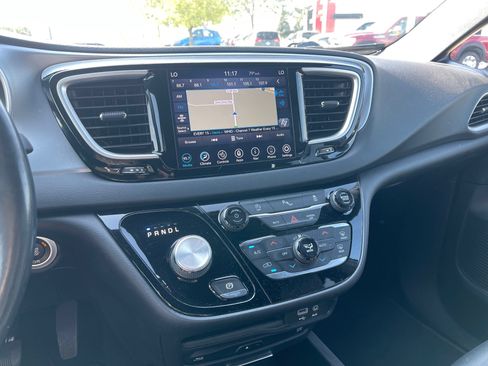 Used 2020 Chrysler Pacifica Touring-L Plus w/ S Appearance Package FWD image 11
