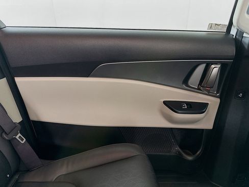 Used 2024 Kia Carnival LX image 25