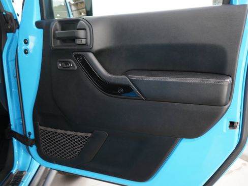Used 2017 Jeep Wrangler Sahara AWD/4WD image 9
