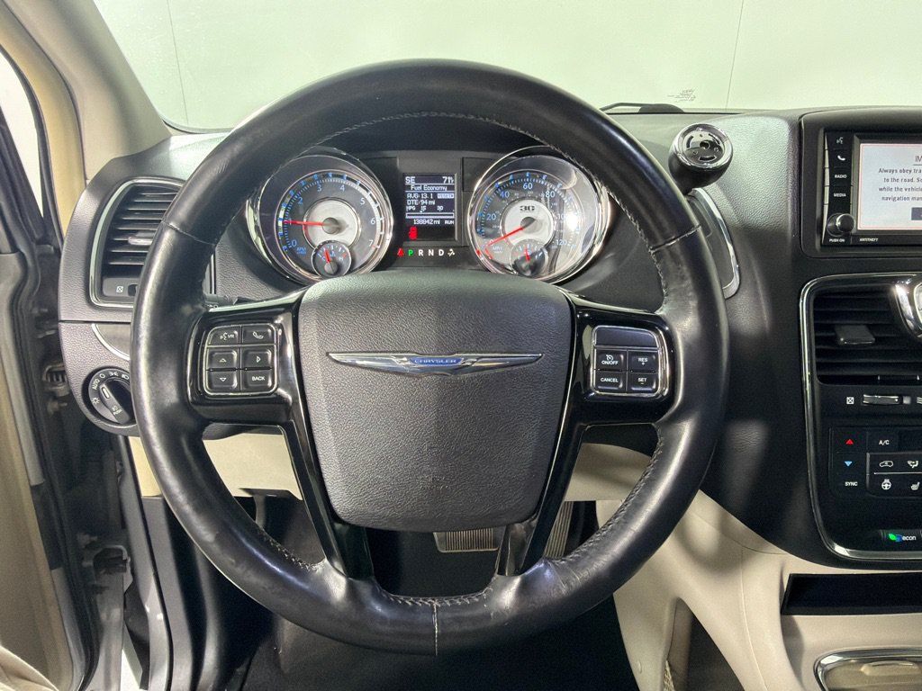 Used 2014 Chrysler Town & Country Touring-L FWD image 13