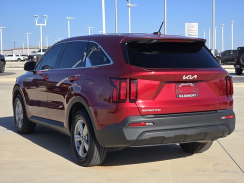 Used 2023 Kia Sorento LX image 7