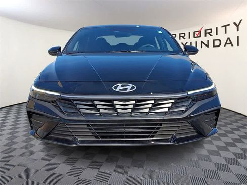 Used 2025 Hyundai Elantra Sport image 2