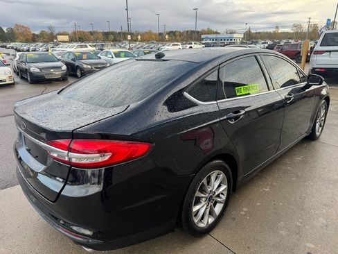 Used 2017 Ford Fusion SE w/ Fusion SE Technology Package image 5