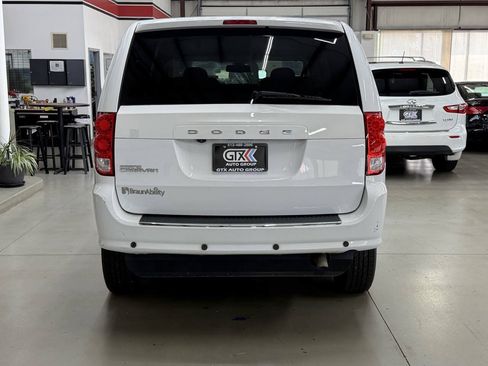 Used 2018 Dodge Grand Caravan SE FWD image 3
