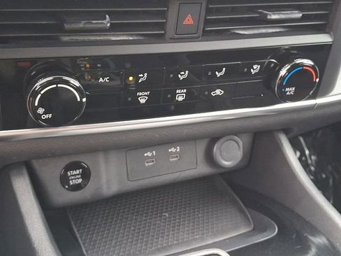 Used 2024 Nissan Rogue S image 15