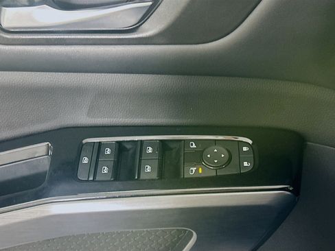 Used 2023 Nissan Pathfinder SL AWD/4WD image 15