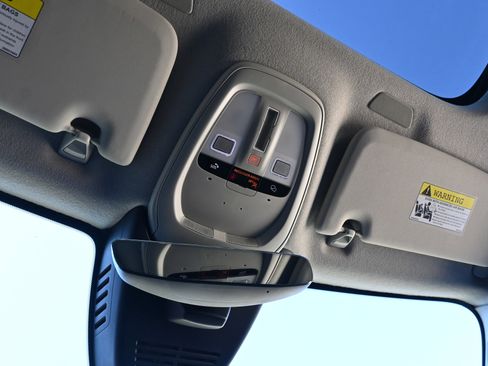 Used 2025 Volvo XC40 B5 Core image 31