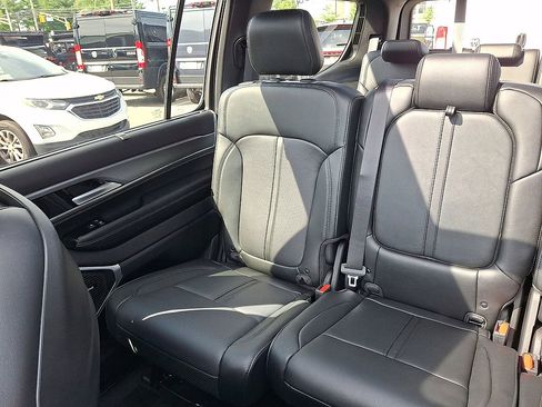 Used 2024 Jeep Wagoneer Series II w/ Convenience Group I AWD/4WD image 12