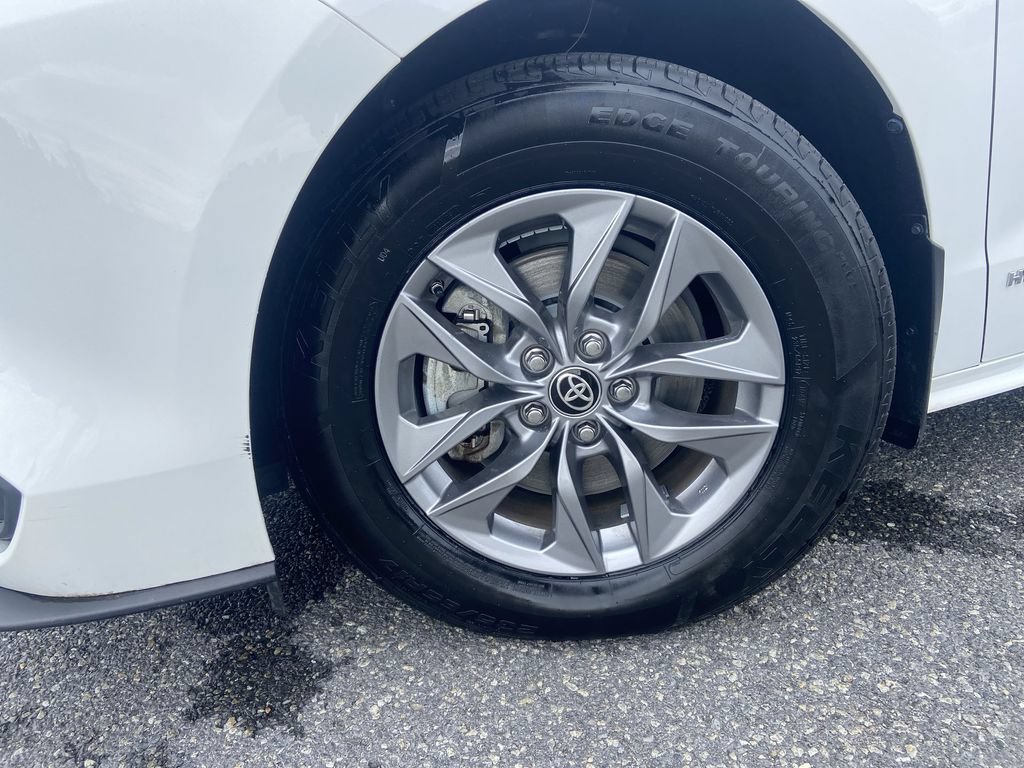 Used 2021 Toyota Sienna LE FWD image 32