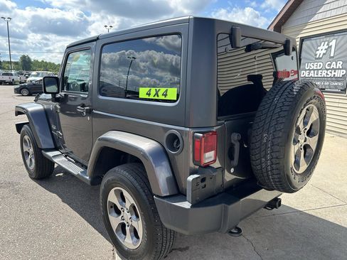 Used 2018 Jeep Wrangler Sahara w/ Connectivity Group AWD/4WD image 7