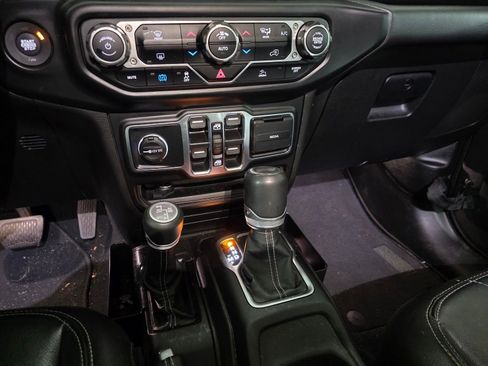 Used 2022 Jeep Wrangler Unlimited Sahara AWD/4WD image 19
