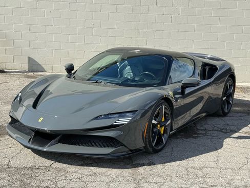 Used 2023 Ferrari SF90 Spider image 5