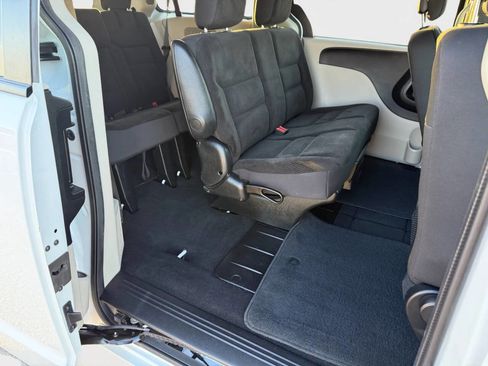 Used 2018 Dodge Grand Caravan SE w/ UConnect Hands-Free Group image 10