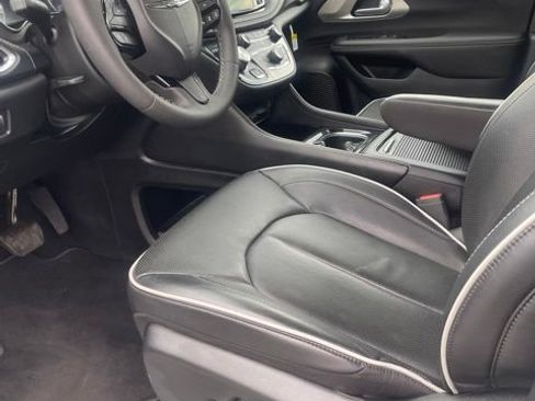 Used 2025 Chrysler Pacifica Limited w/ Uconnect Theater Family Group AWD/4WD image 5