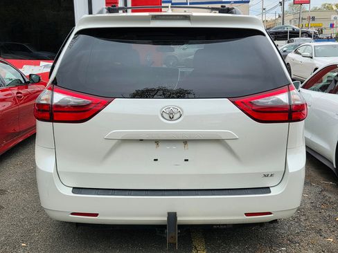 Used 2020 Toyota Sienna XLE FWD image 4