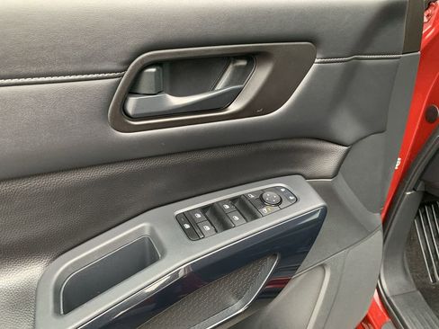 Used 2024 Nissan Pathfinder SV image 15