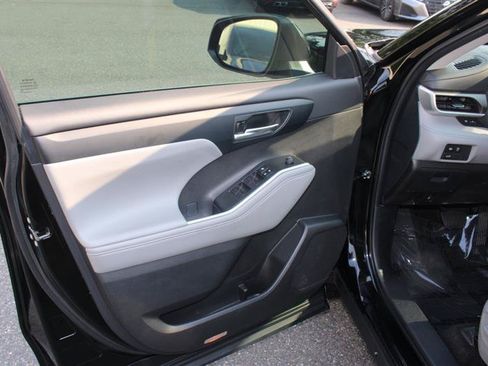 Used 2024 Toyota Highlander XLE FWD image 14