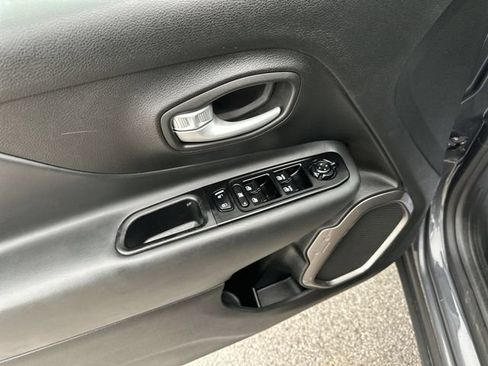 Used 2023 Jeep Renegade Latitude AWD/4WD image 17