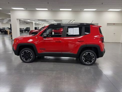 Used 2017 Jeep Renegade Trailhawk w/ Premium Trailhawk Package image 4
